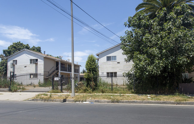 14715-14721 Blythe St in Panorama City, CA - Foto de edificio - Building Photo