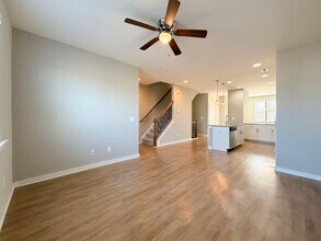 6623 Perry Creek Rd in Raleigh, NC - Foto de edificio - Building Photo