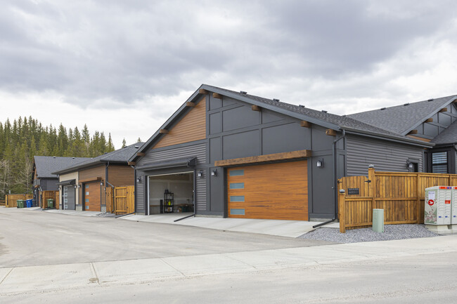 6B Riviera Way in Cochrane, AB - Building Photo - Building Photo