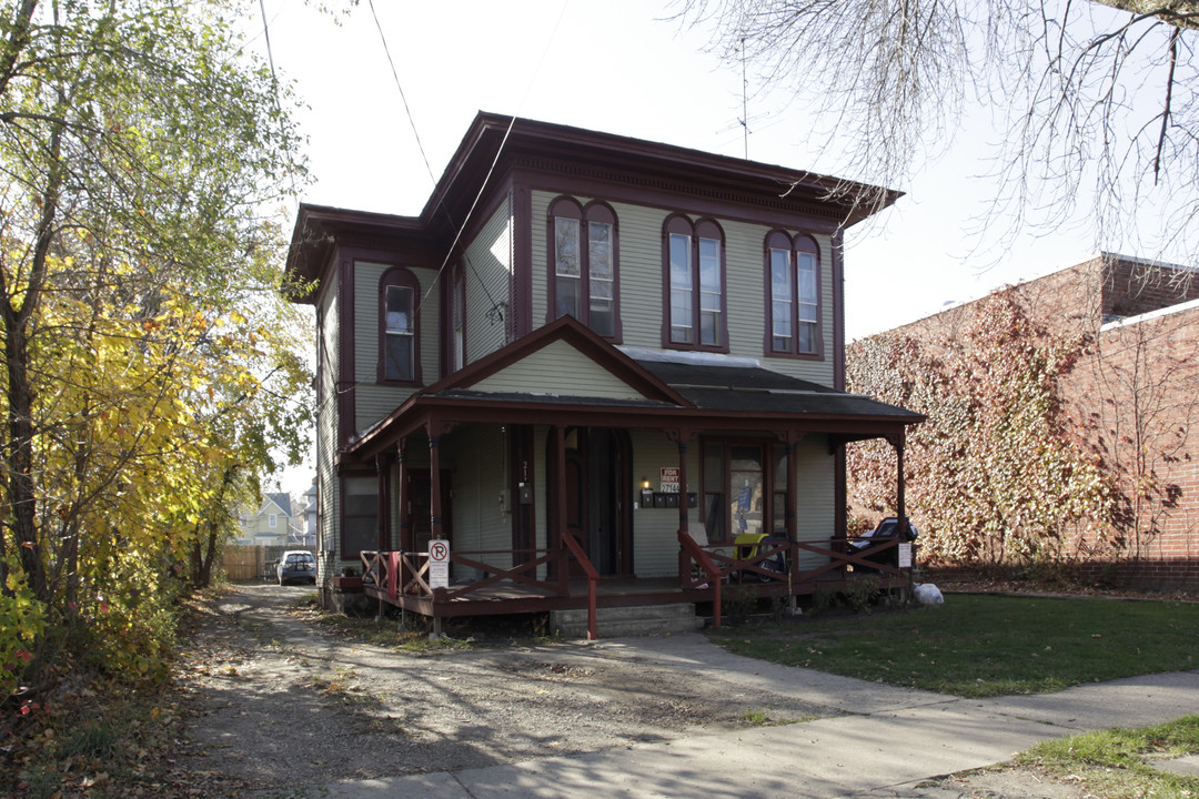 209 W Cedar St in Kalamazoo, MI - Building Photo