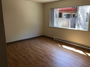 13439 SE Stark St in Portland, OR - Building Photo - Building Photo