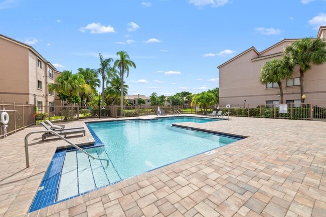 2986 S University Dr, Unit 8205 in Davie, FL - Foto de edificio - Building Photo