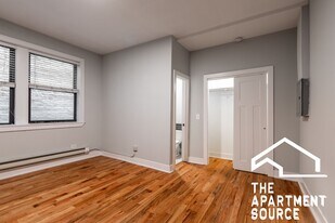 4546 N Damen Ave, Unit 412 in Chicago, IL - Building Photo