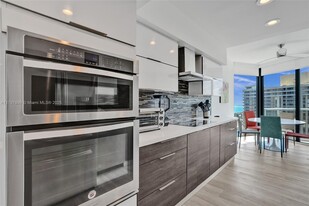 20281 E Country Club Dr in Aventura, FL - Building Photo