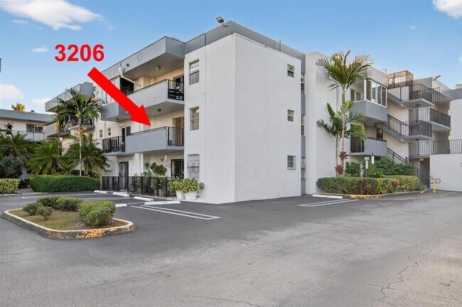 2465 SW 18th Ave, Unit 3206 in Miami, FL - Foto de edificio - Building Photo