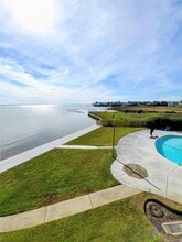 500 Tiki Dr, Unit 209C in Tiki Island, TX - Foto de edificio - Building Photo