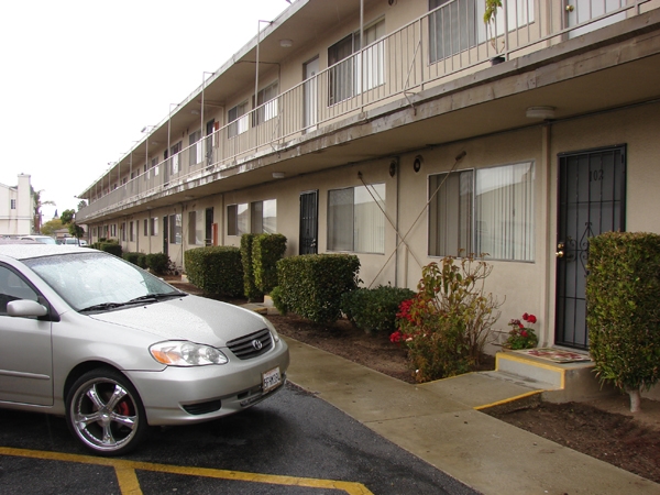 Corsican Apartments in Gardena, CA - Foto de edificio - Building Photo