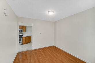 2588 Dickens Ct in Aurora, IL - Building Photo - Building Photo