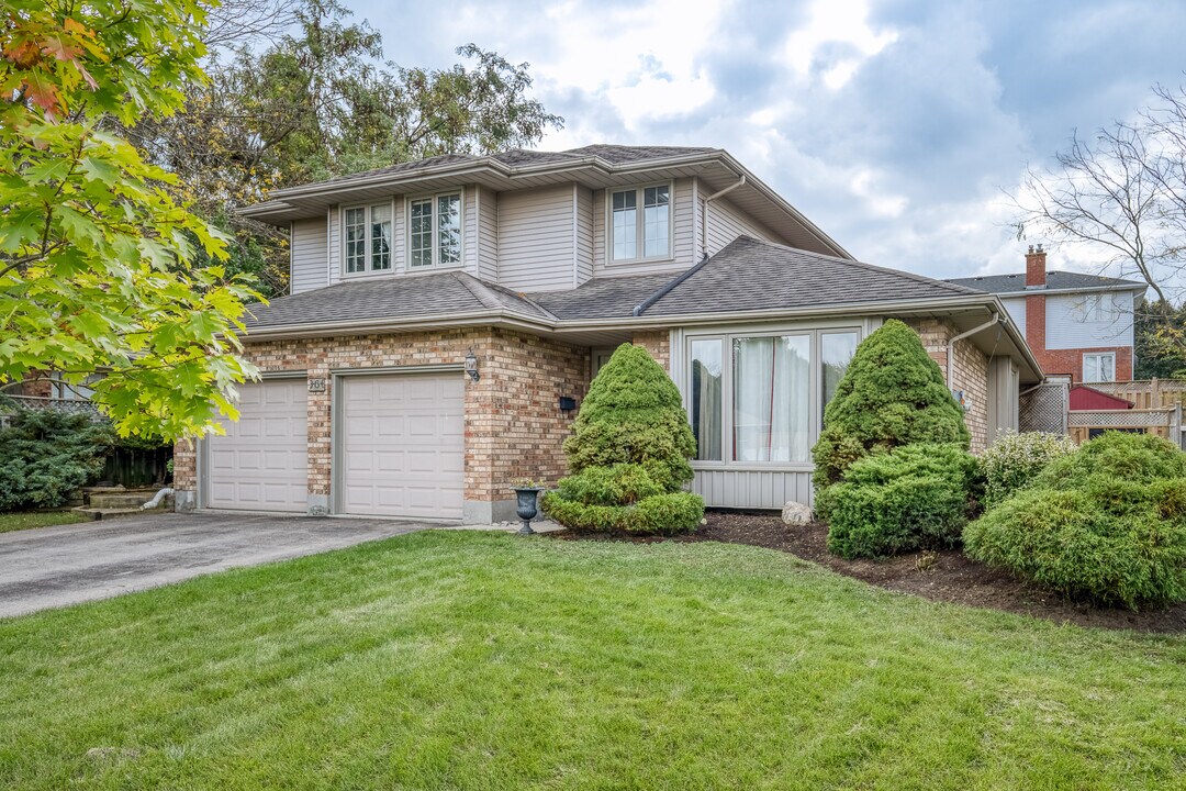BEAUTIFULLY KEPT 4 BEDROOM HOME WITH FULLY in London, ON - Building Photo