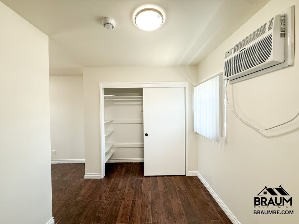 15634 Leadwell St-Unit -12 in Los Angeles, CA - Building Photo