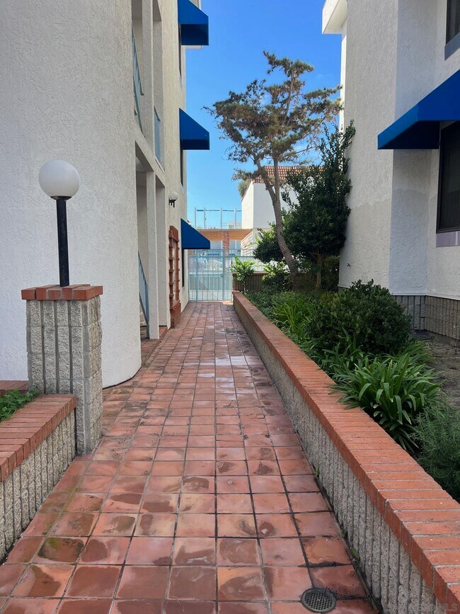 8328 Regents Rd-Unit -3G in San Diego, CA - Building Photo - Building Photo