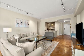 2 Hawthorne Pl, Unit 17M in Boston, MA - Foto de edificio - Building Photo