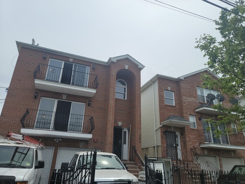 184 S 8th St, Unit 1 in Newark, NJ - Building Photo