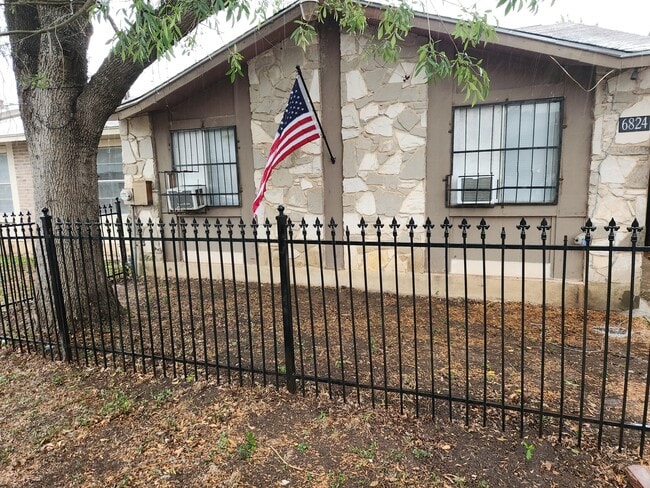 6824 Oldham in San Antonio, TX - Building Photo - Building Photo