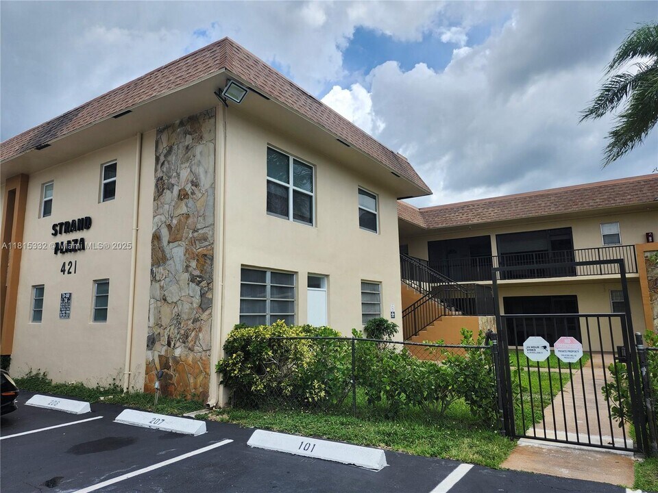 421 NE 1st St in Hallandale Beach, FL - Foto de edificio