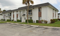 Pine Tree Apartments in Deerfield Beach, FL - Building Photo - Building Photo