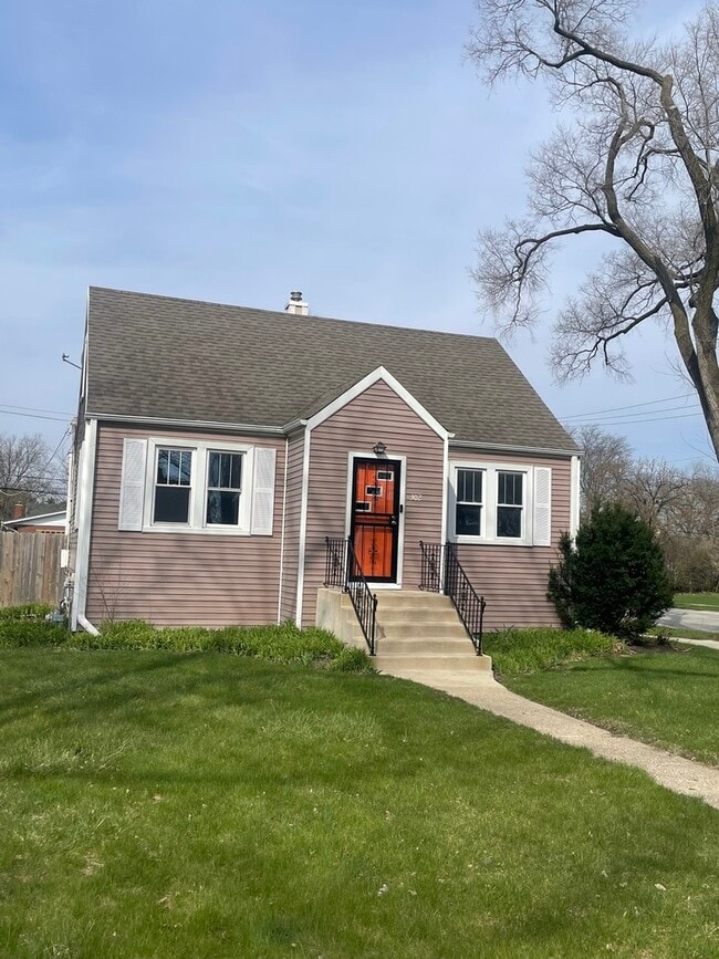 property at 302 S Walnut St