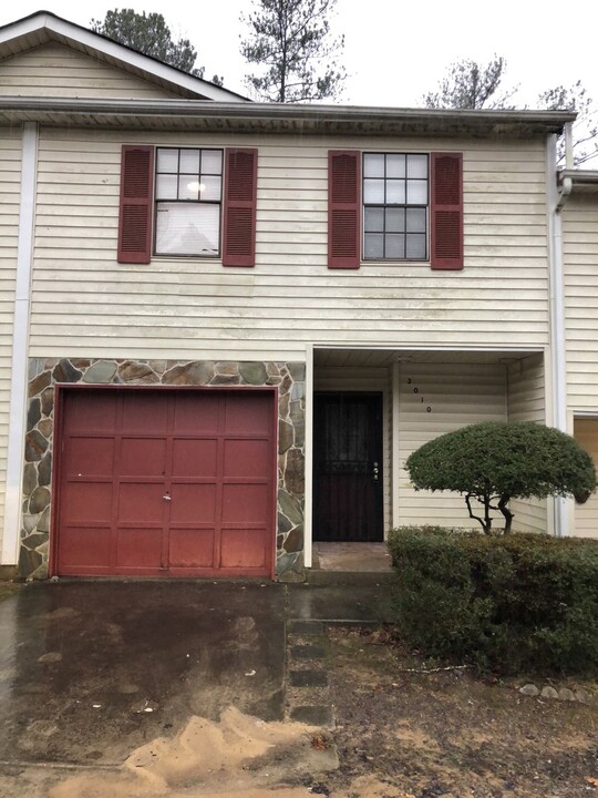 3010 Pine Tree Trail in College Park, GA - Building Photo