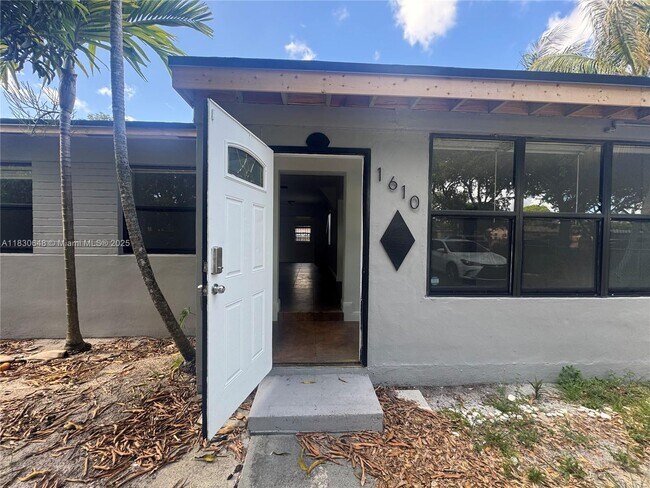1610 NW 132nd St in North Miami, FL - Foto de edificio - Building Photo