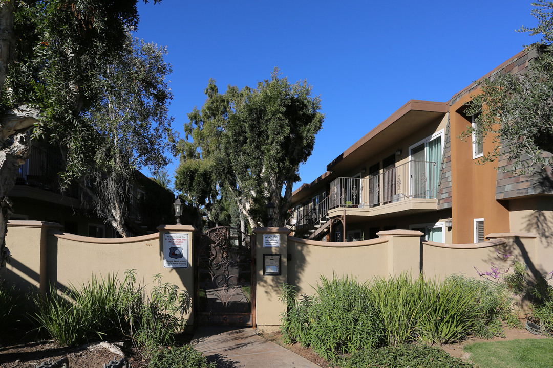 Roanoke in El Cajon, CA - Building Photo