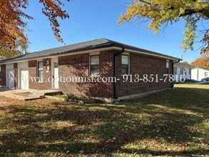 1009 Locust St in Harrisonville, MO - Building Photo - Building Photo