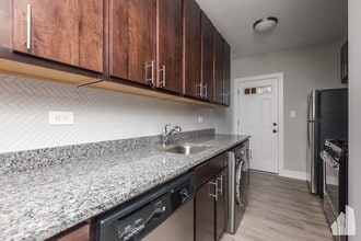 713 W Brompton Ave, Unit 705-23 in Chicago, IL - Foto de edificio - Building Photo