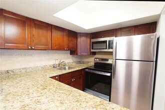 2715 Tigertail Ave, Unit 606 in Miami, FL - Building Photo - Building Photo