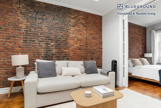 118 Christopher St in New York, NY - Building Photo - Building Photo