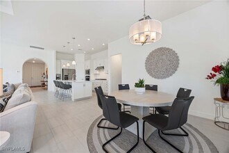 9268 Cormorant Dr in Naples, FL - Foto de edificio - Building Photo