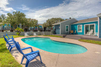 Bayshore Apartments in Aransas Pass, TX - Foto de edificio - Building Photo