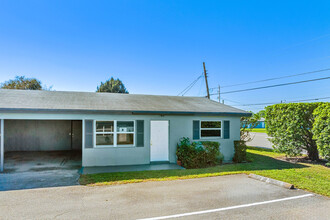 Woodhaven Villas in Palm Springs, FL - Foto de edificio - Building Photo