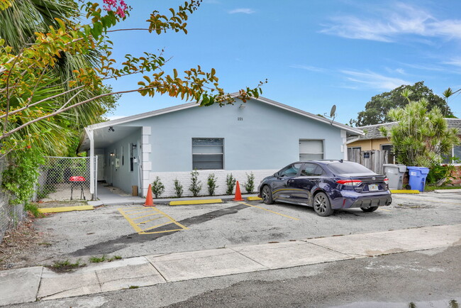 221 SE 11th Ave in Pompano Beach, FL - Building Photo - Building Photo