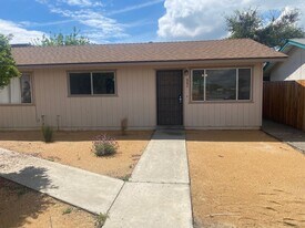 888-888 E Samoa St in Lindsay, CA - Building Photo