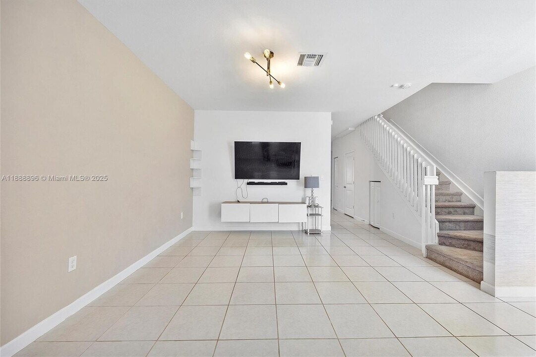 10013 SW 228th Terrace in Miami, FL - Building Photo