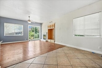5733 Spenlow Way in Sacramento, CA - Building Photo - Building Photo