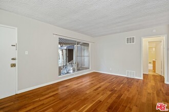 941 N San Vicente Blvd, Unit 5 in West Hollywood, CA - Building Photo - Building Photo