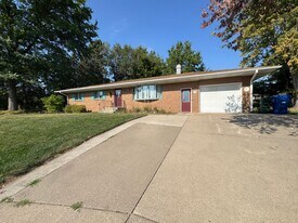 3246 Woodland Ct in Davenport, IA - Building Photo