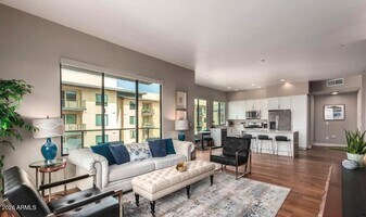 7300 E Earll Dr in Scottsdale, AZ - Building Photo