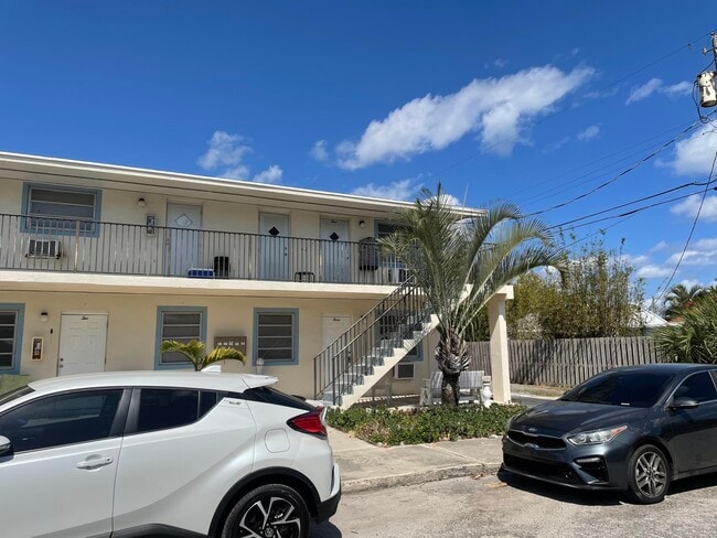 property at 1502 N Federal Hwy