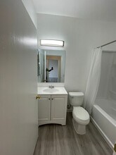 11459 Collins St in Los Angeles, CA - Foto de edificio - Building Photo