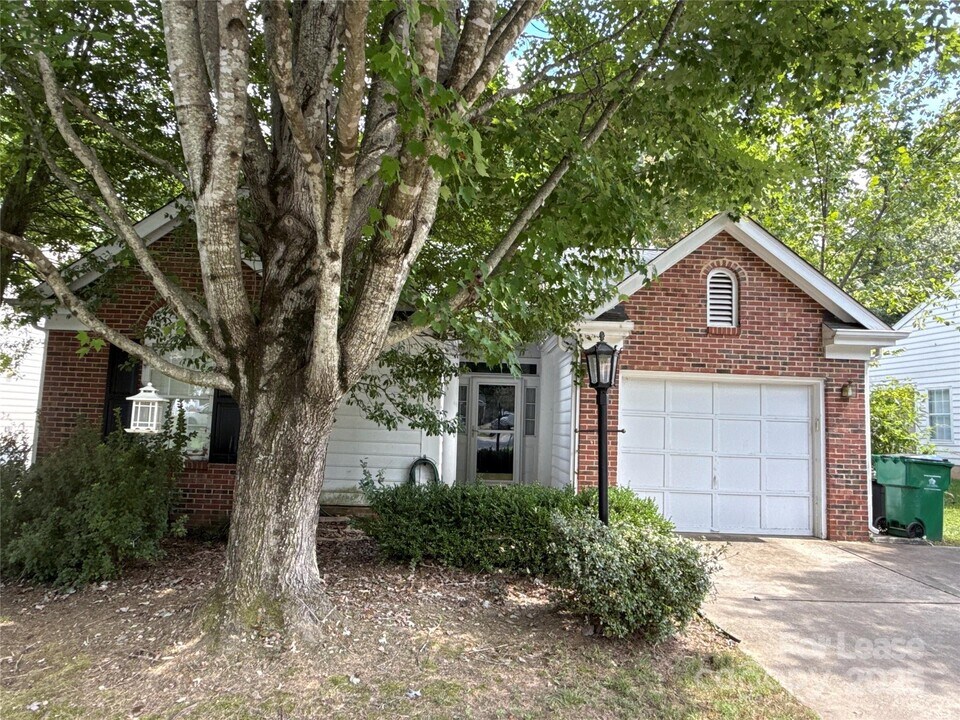 8600 Lockerbie Ln in Charlotte, NC - Building Photo