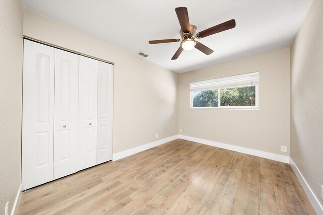 123 Lido Cir-Unit -123 Lido Cir #3 Master in Sacramento, CA - Building Photo - Building Photo