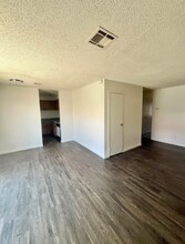 1750 Karen Ave in Las Vegas, NV - Building Photo - Building Photo