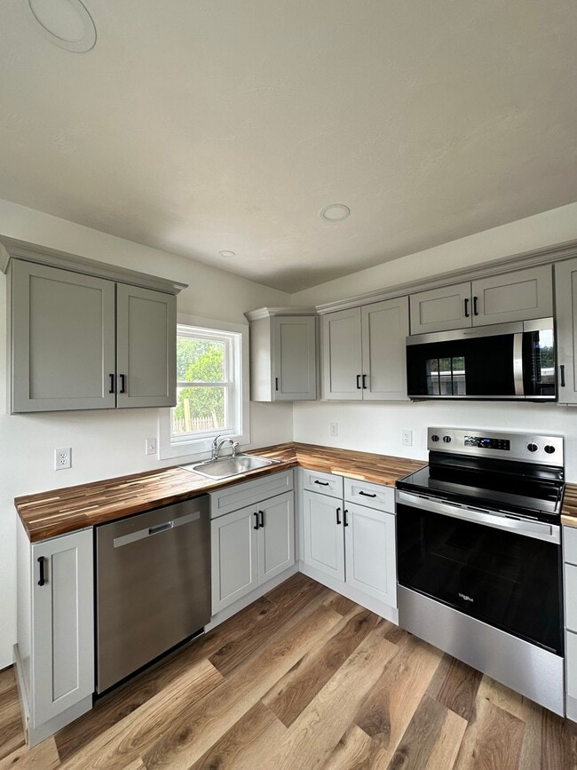 1587 Fall River Ave, Unit 1st Floor in Seekonk, MA - Building Photo - Building Photo