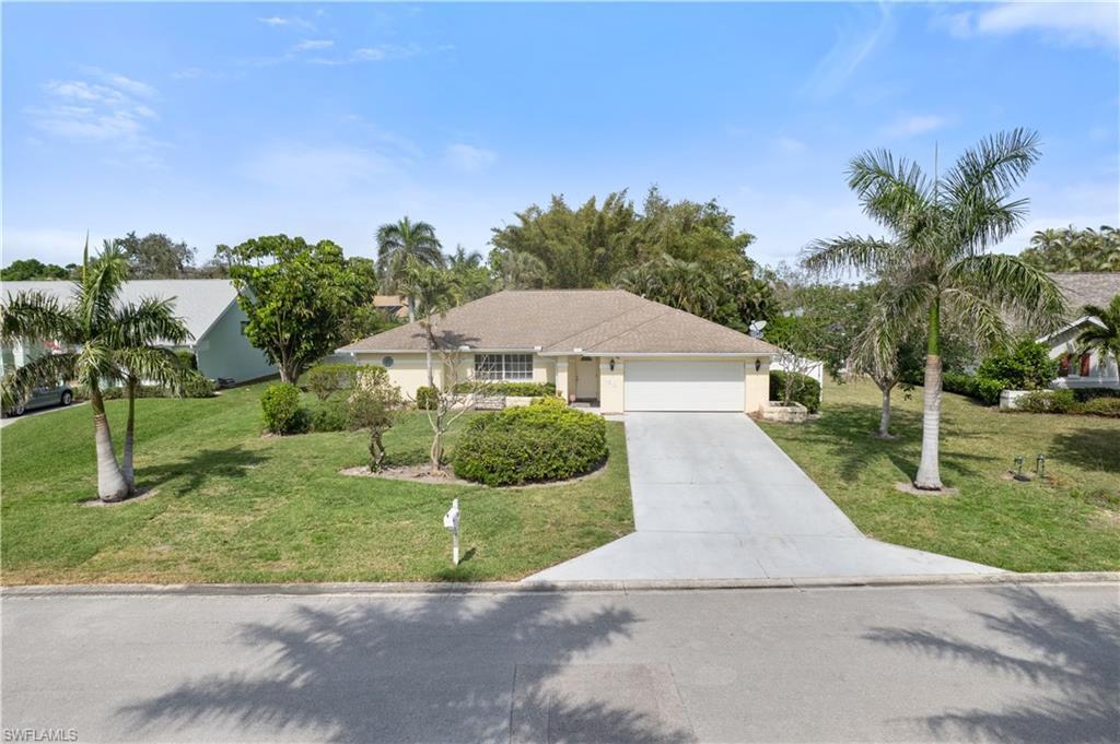 159 Oakwood Ct in Naples, FL - Building Photo