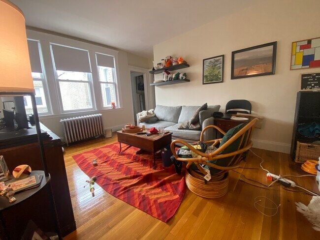 1572 Commonwealth Ave, Unit 25 in Boston, MA - Foto de edificio - Building Photo