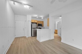 6001 SW 70th St in South Miami, FL - Building Photo - Building Photo