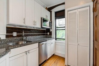 167 Christopher Columbus Dr in Jersey City, NJ - Building Photo - Building Photo