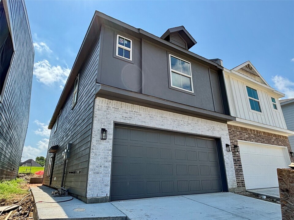 120 Capetown St in Montgomery, TX - Building Photo