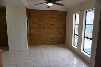 412 Gale St in Laredo, TX - Building Photo - Building Photo